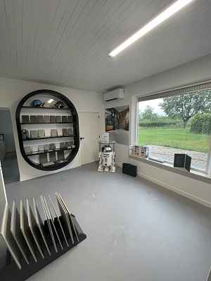 Gietvloer betonlook stalen kast Gietvloer woonkamer